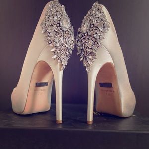 Badgley Mischka White Pumps